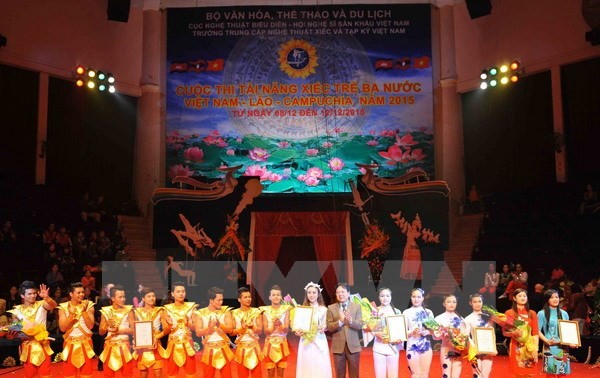 Acara penutupan Kontes talenta sirkus muda tiga negara Vietnam-Laos-Kamboja tahun 2015