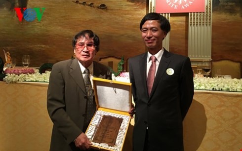 Pengarang Tran Mai Hanh menerima Hadiah Sastra ASEAN