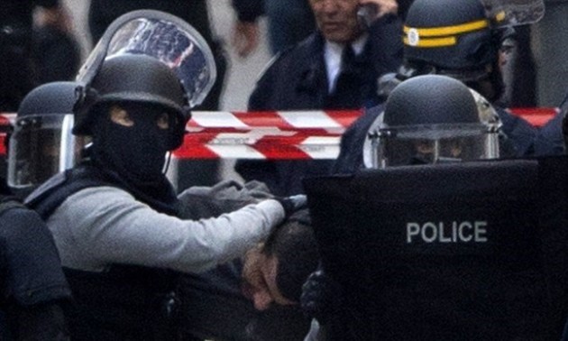 Perancis mempelajari amandemen UUD untuk memperkuat usaha melawan terorisme