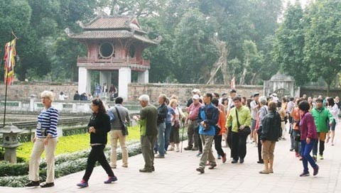 Cabang pariwisata Vietnam menyambut kedatangan kira-kira 8 juta wisatawan mancanegara, pada tahun 2015