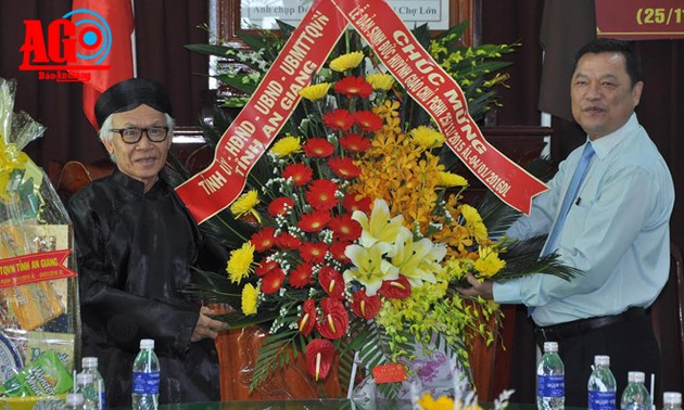 Pimpinan provinsi An Giang mengunjungi dan mengucapkan selamat sehubungan dengan ultah ke-96 Lahirnya Pendiri agama Buddha mazhab Hoa Hao