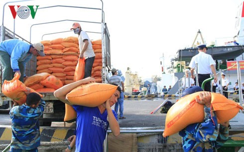 Kira-kira 400 ton barang diberikan kepada kabupaten pulau Truong Sa untuk melayani Hari Raya Tet 2016