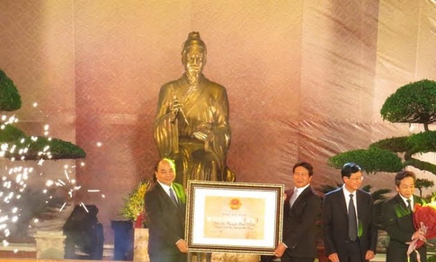 Deputi PM Vietnam, Nguyen Xuan Phuc menyampaikan piagam pengakuan Kuil Trang Trinh sebagai Situs peninggalan sejarah nasional istimewa