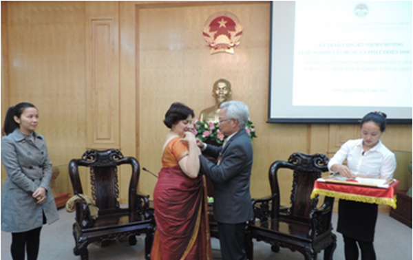Memberikan Lencana peringatan “Demi usaha pembangunan dan pengembangan Akademi Politik Nasional Ho Chi Minh” kepada Duta Besar India di Vietnam