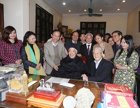 Sekjen KS PKV, Nguyen Phu Trong mengunjungi mantan Sekjen KS PKV, Do Muoi