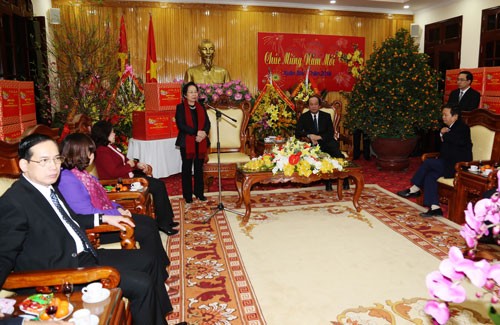 Wakil Presiden Vietnam, Nguyen Thi Doan mengunjungi beberapa daerah dan unit sehubungan dengan Hari Raya Tet 2016