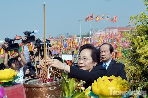 Wapres Vietnam, Nguyen Thi Doan menghadiri acara pembukaan pesta membajak sawah Doi Son, provinsi Ha Nam