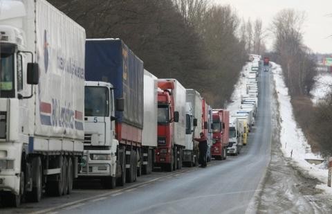 Rusia dan Ukraina menghentikan sementara aktivitas truk di wilayah satu sama lain.