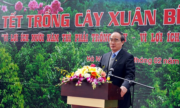 Banyak daerah di Vietnam mencanangkan pesta penghijauan sehubungan dengan Musim Semi 2016
