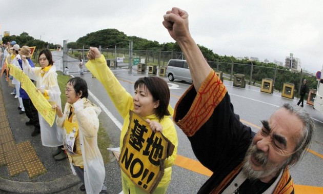 Warga Jepang melakukan demonstrasi memprotes pengaturan kembali pangkalan militer oleh AS