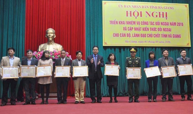 Menggunakan pekerjaan hubungan luar negeri menjadi tugas titik berat yang turut mendorong perkembangan provinsi Ha Giang