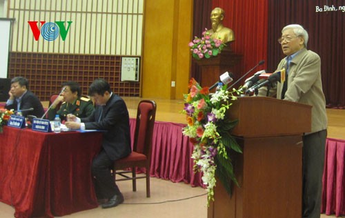 Sekjen KS PKV, Nguyen Phu Trong melakukan kontak dengan para pemilih kota Hanoi