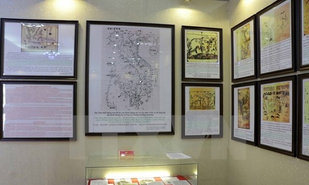 Pamaren peta, dokumen “Hoang Sa – Truong Sa wilayah Vietnam – Bukti-bukti sejarah dan dasar hukum” di provinsi Hoa Binh