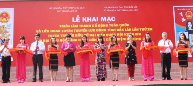Pameran lukisan agitasi dan festival sosialisasi keliling untuk mengarah ke pemilu anggota MN Vietnam angkatan ke-14 dan anggota Dewan Rakyat berbagai tingkat