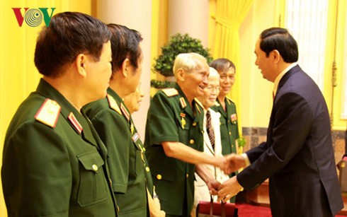 Presiden Vietnam melakukan pertemuan dengan delegasi Badan hubungan mantan prajurit sukarelawan dan pakar militer Vietnam di Laos