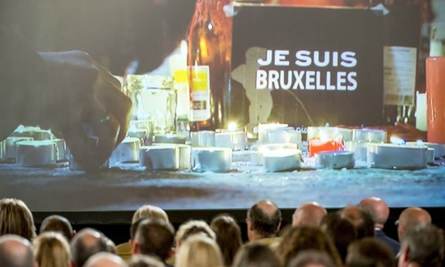 Mengenangkan para korban dalam serangan-serangan bom di Belgia