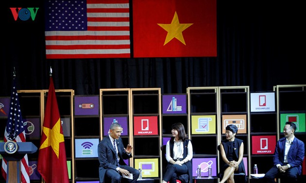 Presiden AS, Barack Obama melakukan temu pergaulan dengan komunitas wirausaha muda di kota Ho Chi Minh