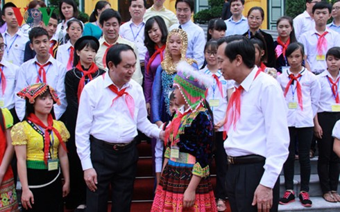 Presiden Vietnam, Tran Dai Quang menemui  anak-anak yang menjumpai  kesukaran  berat 