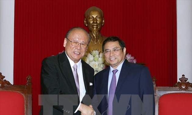 Kepala Departemen Organisasi KS PKV, Pham Minh Chinh menerima Penasehat Khusus Asosiasi Legislator Persahabatan Jepang-Vietnam, Tsutomu Takebe