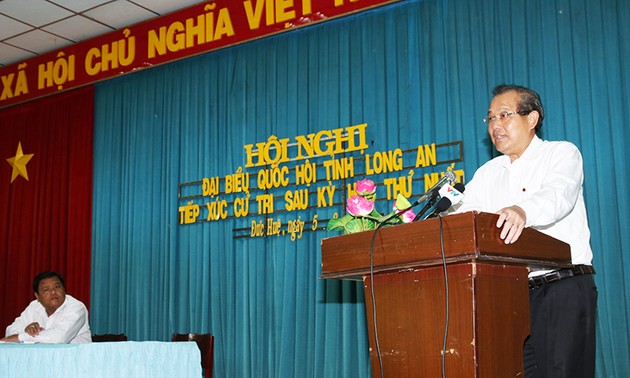 Deputi PM Truong Hoa Binh melakukan kontak dengan para pemilih di provinsi Long An