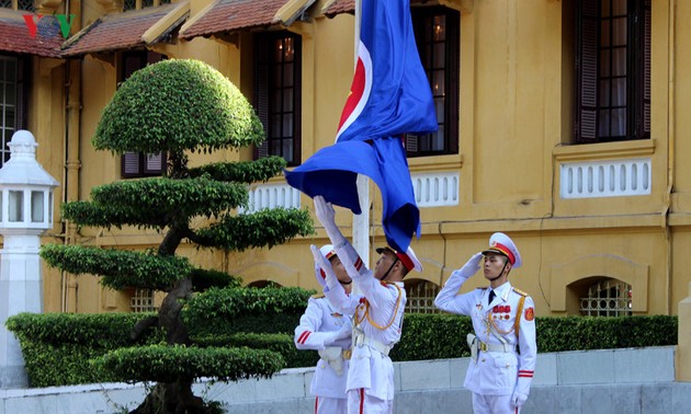 Upacara bendera ASEAN di kota Hanoi sehubungan dengan peringatan ultah ke-49 Berdirinya ASEAN