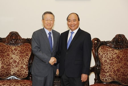 PM Nguyen Xuan Phuc menerima mantan Menteri Koordinator Kebijakan dari Kantor PM Republik Korea, Yoon Dae Hee