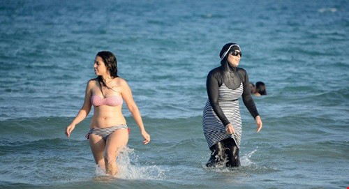 Banyak daerah di Perancis melarang mengenakan pakaian renang Muslim