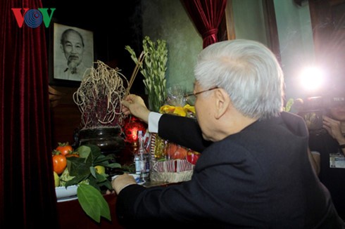 Membakar hio untuk mengenangkan Presiden Ho Chi Minh