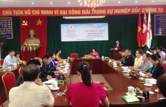 Memperkuat pekerjaan Lembaga Palang Merah Vietnam dan Laos