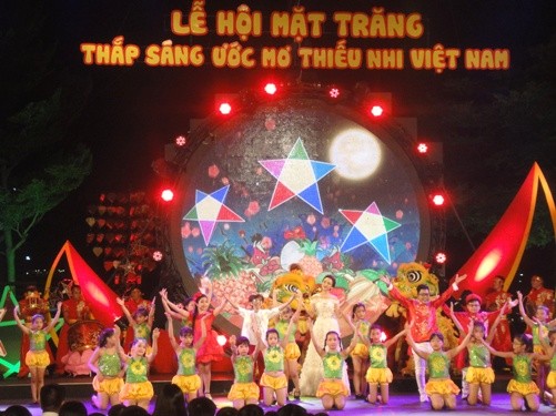 Wakil Presiden Vietnam, Dang Thi Ngoc Thinh menghadiri: “Festival Bulan – Menyalakan sinar impian anak-anak Vietnam tahun 2016”