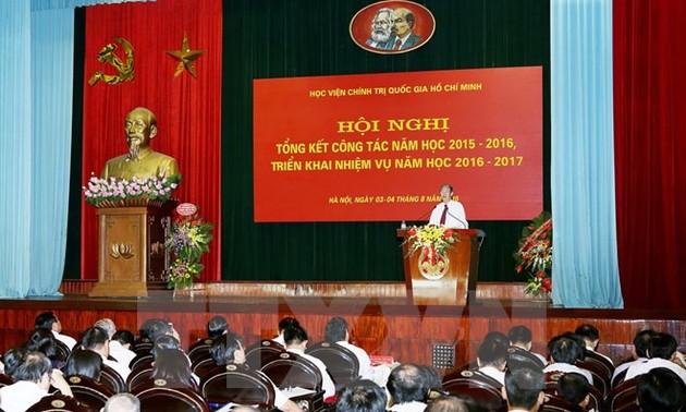 Bapak Dinh The Huynh melakukan temu kerja dengan Akademi Politik Nasional Ho Chi Minh