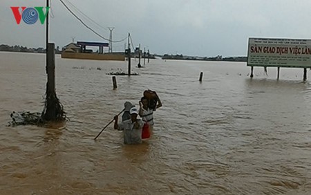 PM Nguyen Xuan Phuc meminta supaya mengatasi akibat hujan deras dan banjir di Vietnam Tengah dan segera menghadapi taufan Sarika