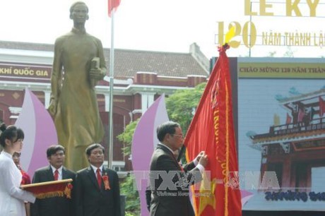 SMA Spesialis “Quoc Hoc Hue” memperingati ultah ke-120 hari berdirinya