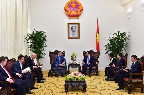 Deputi PM, Trinh Dinh Dung menerima Presiden Direktur Grup Permigasan Zarubezhneft (Rusia)