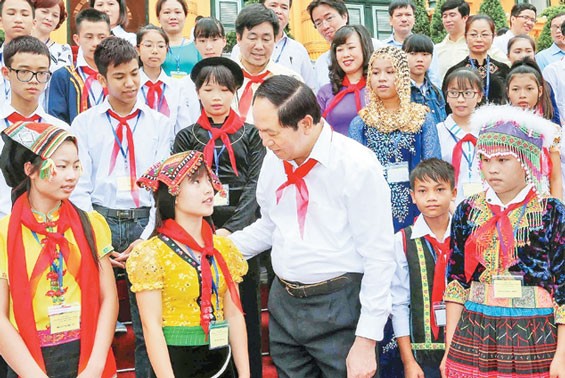 Presiden Tran Dai Quang melakukan pertemuan dengan para pejalar dan mahasiswa etnis minoritas yang tipikal tahun 2016