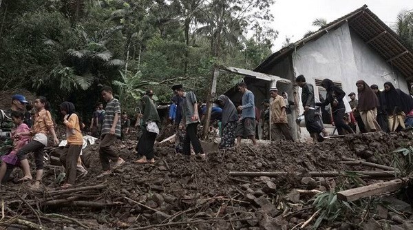 Kira-kira 6.000 orang di provinsi Jawa Barat harus meninggalkan rumahnya karena banjir