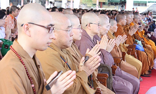 Puluhan ribuan umat Buddhis berdoa untuk perdamaian di Indonesia