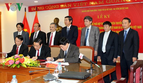 Acara penandatanganan status koordinasi antara Departemen Politik Internal KS PKV dengan VOV dan Kantor Berita Vietnam