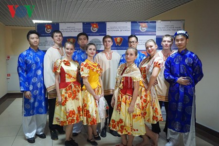Temu pergaulan kesenian antara kaum pemuda dua negeri Vietnam dan Federasi Rusia