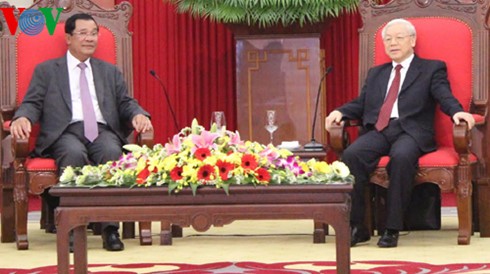 Sekjen KS PKV, Nguyen Phu Trong menerima PM Kerajaan Kamboja, Samdech Techo Hun Sen