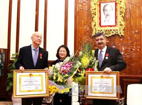 Vietnam menyampaikan Bintang Jasa Kerja kelas tiga kepada Ketua kehormatan dan Ketua infungsi Perkampungan Anak-Anak SOS