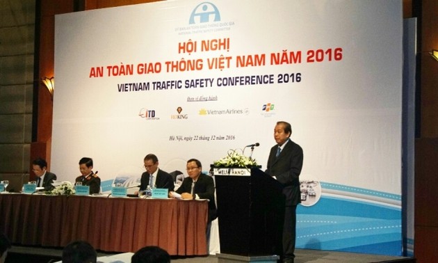 Deputi PM Truong Hoa Binh memimpin Konferensi keselamatan lalu lintas Vietnam tahun 2016