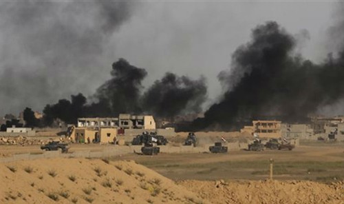 Tiga truk yang berisi bom menyeruduk kerumunan orang di dekat kota Mosul, sedikitnya 25 orang tewas