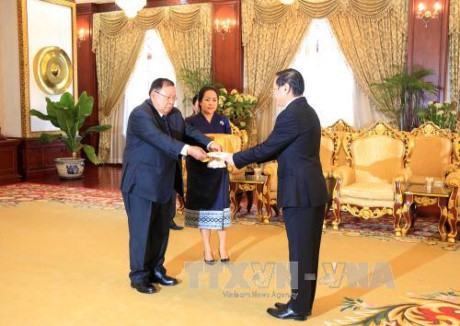 Dubes Vietnam Nguyen Ba Hung menyampaikan surat mandat kepada Presiden Laos, Bounnhang Volachith