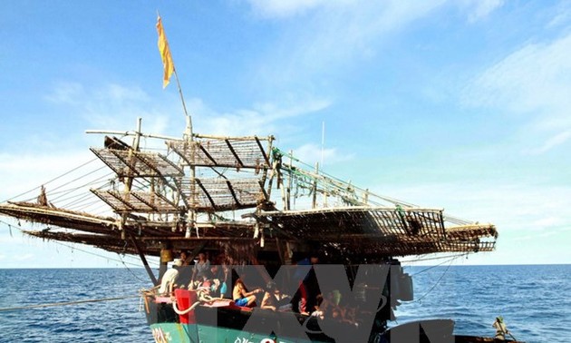 Kaum nelayan provinsi Phu Yen menyelamatkan dua nelayan Filipina yang mengalami kecelakaan di laut