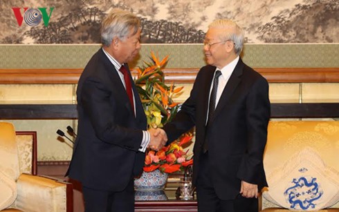 Sekjen KS PKV, Nguyen Phu Trong menerima beberapa badan usaha Tiongkok yang melakukan investasi dan bisnis di Vietnam