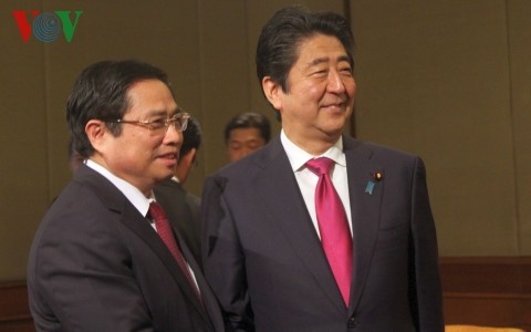PM Jepang, Shinzo Abe menemui Kepala Departemen Organisasi KS PKV, Ketua Kelompok Legislator Persahabatan Vietnam-Jepang, Pham Minh Chinh