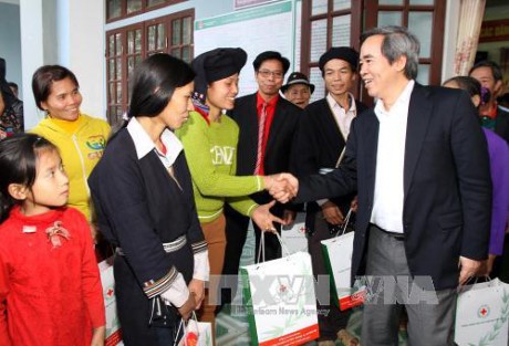 Para pemimpin Partai dan Negara mengunjungi dan menyampaikan ucapan selamat Hari Raya Tet di daerah-daerah di Vietnam