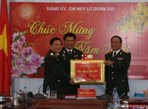 Jenderal Ngo Xuan Lich memeriksa pekerjaan siaga tempur dan menyampaikan ucapan salamat Hari Raya Tet kepada Brigade 205