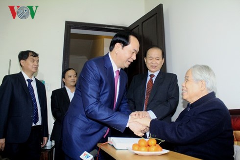 Presiden Vietnam, Tran Dai Quang mengucapkan selamat panjang umur kepada mantan Sekjen Do Muoi